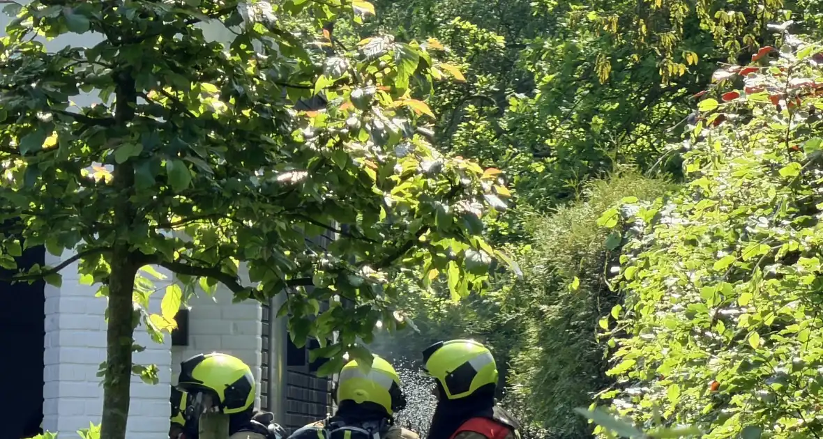 Buitenbrand in heg snel geblust - Foto 3