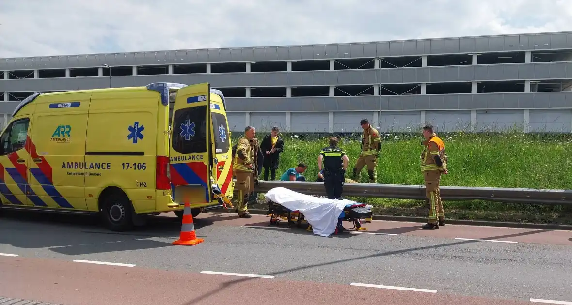 Rolstoelbestuurder rijdt van talud af