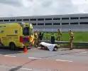 Rolstoelbestuurder rijdt van talud af