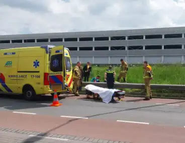Rolstoelbestuurder rijdt van talud af