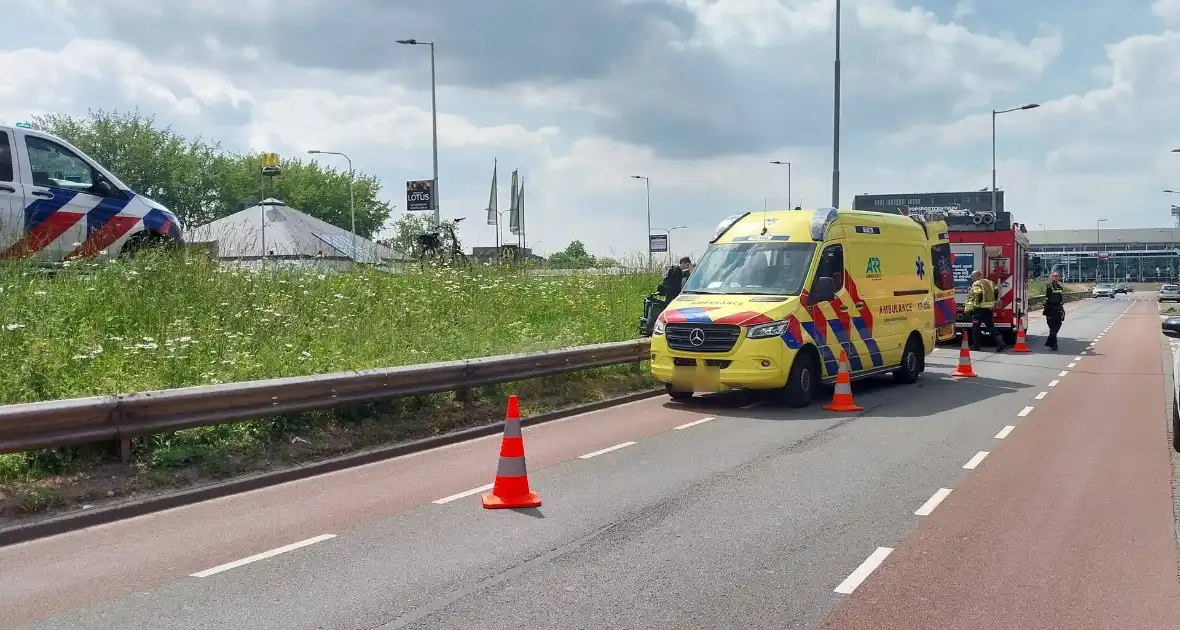 Rolstoelbestuurder rijdt van talud af - Foto 1