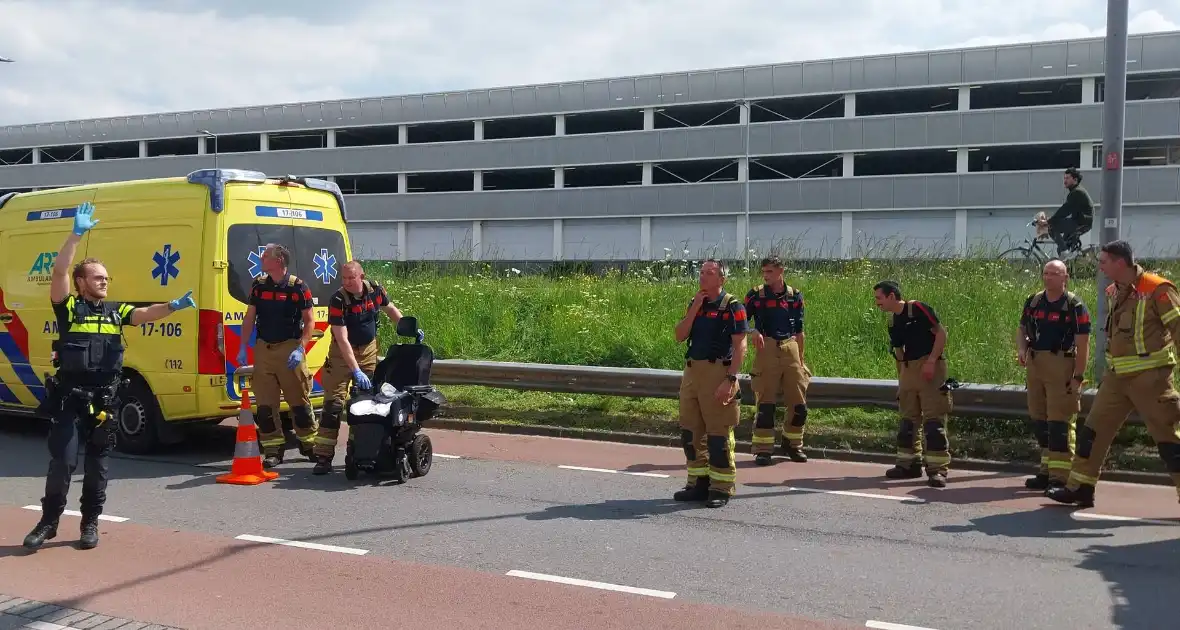 Rolstoelbestuurder rijdt van talud af - Foto 10