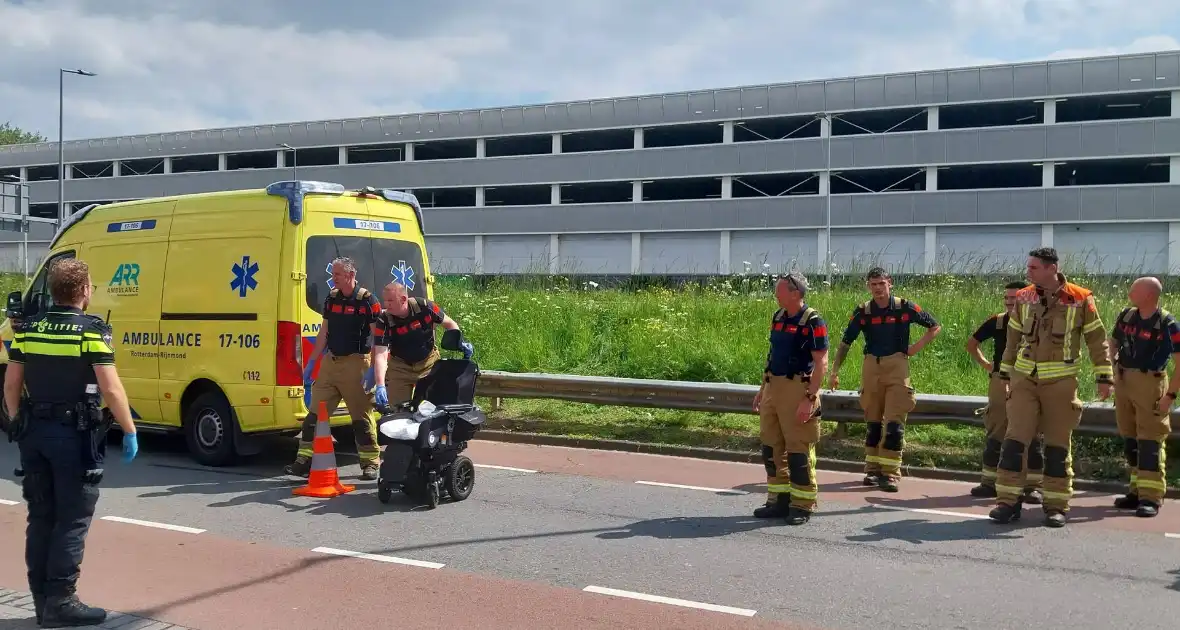 Rolstoelbestuurder rijdt van talud af - Foto 11