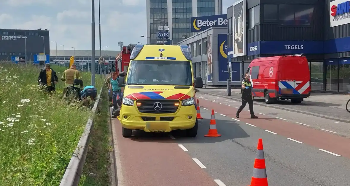 Rolstoelbestuurder rijdt van talud af - Foto 2