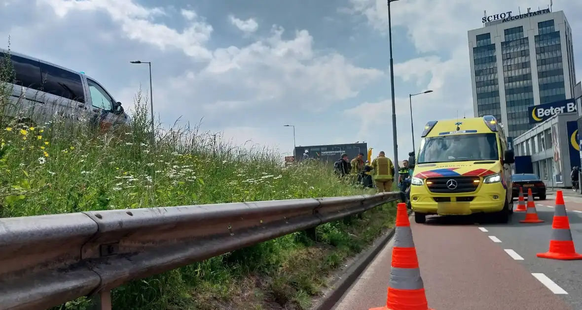 Rolstoelbestuurder rijdt van talud af - Foto 3