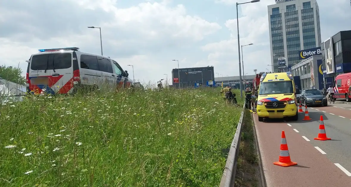 Rolstoelbestuurder rijdt van talud af - Foto 4