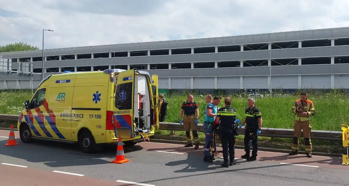 Rolstoelbestuurder rijdt van talud af - Foto 5