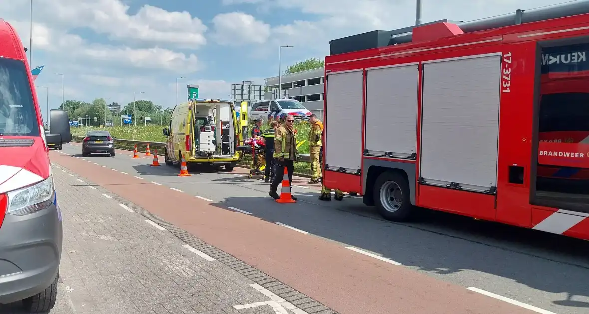 Rolstoelbestuurder rijdt van talud af - Foto 9