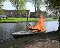 Brandweer blust felle brand op kleine zeilboot