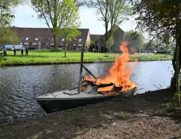 Brandweer blust felle brand op kleine zeilboot