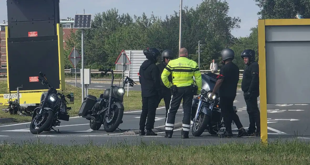 Politie, Mobiele Eenheid en provincie aanwezig bij rouwstoet motorclub - Foto 1