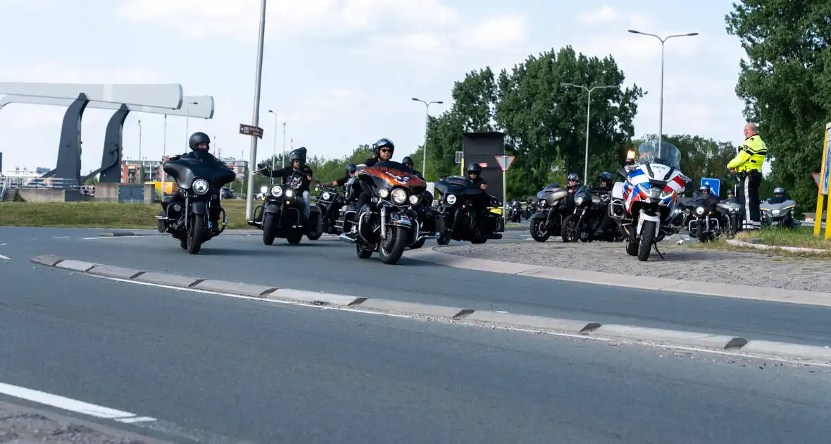 Politie, Mobiele Eenheid en provincie aanwezig bij rouwstoet motorclub - Foto 2