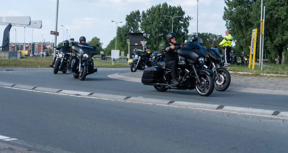 Politie, Mobiele Eenheid en provincie aanwezig bij rouwstoet motorclub - Foto 3
