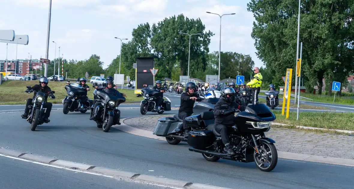 Politie, Mobiele Eenheid en provincie aanwezig bij rouwstoet motorclub - Foto 4