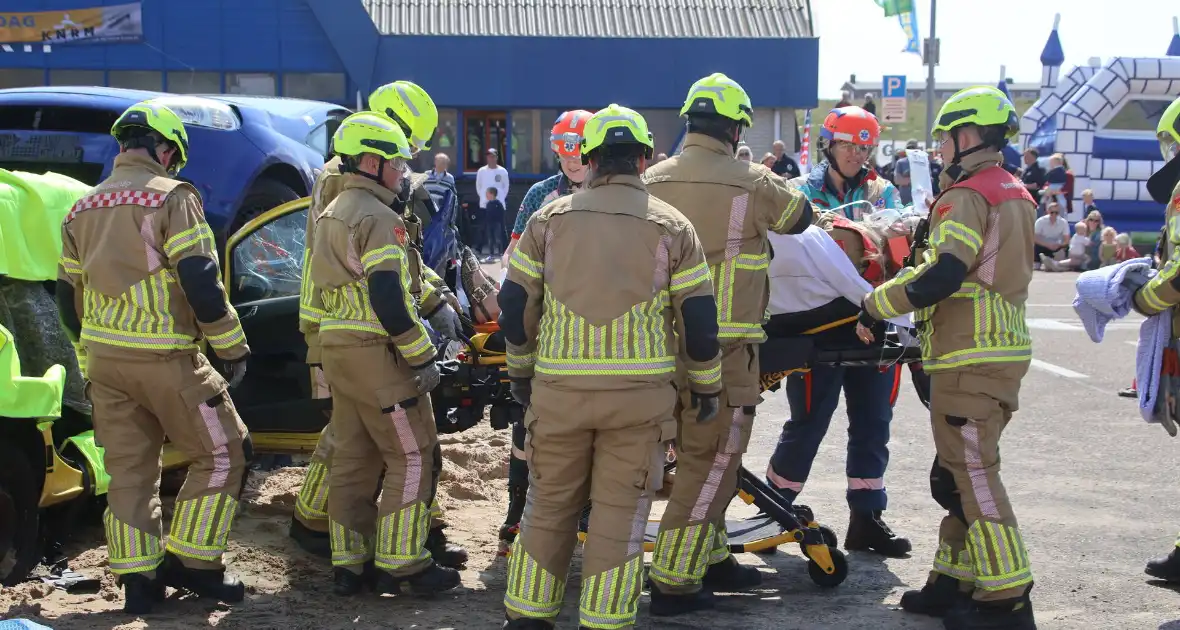 Grote belangstelling met meerdere demonstraties bij reddingbootdag - Foto 14
