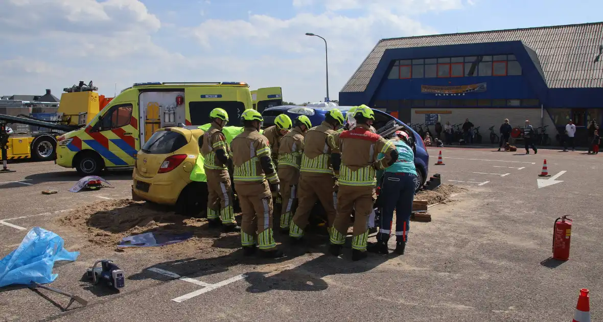 Grote belangstelling met meerdere demonstraties bij reddingbootdag - Foto 15