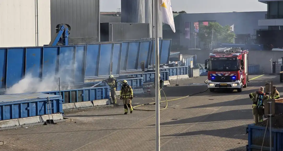 Containerbrand bij recyclingstation