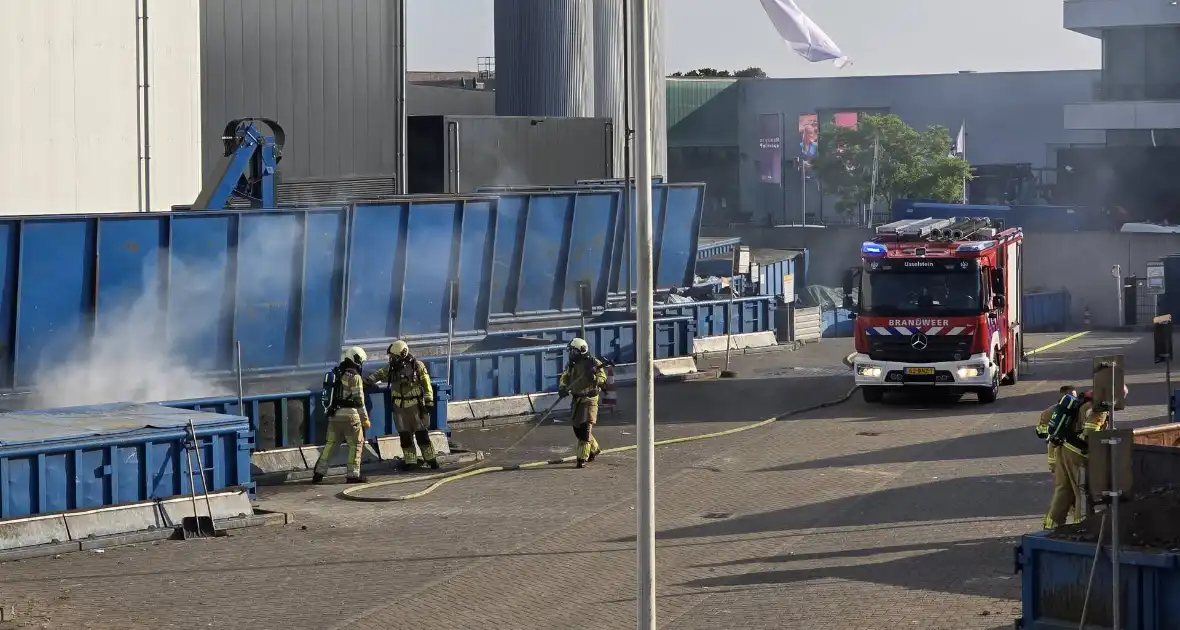 Containerbrand bij recyclingstation - Foto 1