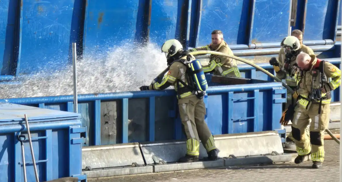 Containerbrand bij recyclingstation - Foto 10