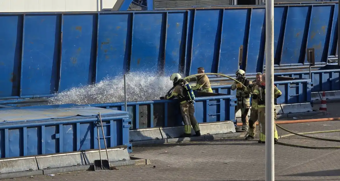 Containerbrand bij recyclingstation - Foto 11