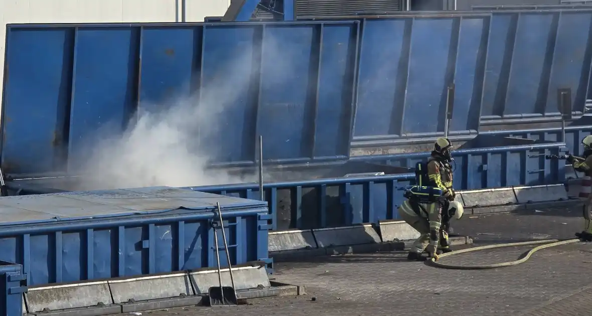 Containerbrand bij recyclingstation - Foto 2