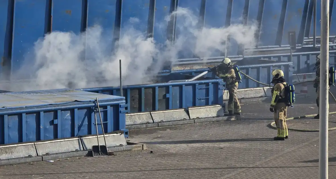 Containerbrand bij recyclingstation - Foto 3
