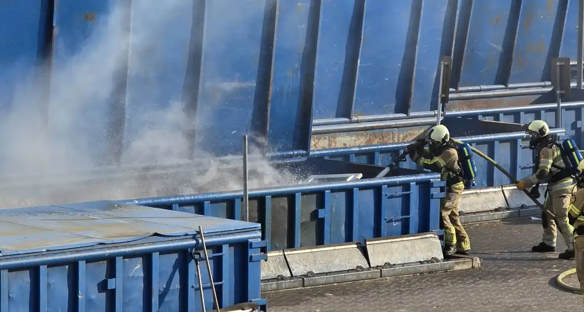 Containerbrand bij recyclingstation - Foto 4