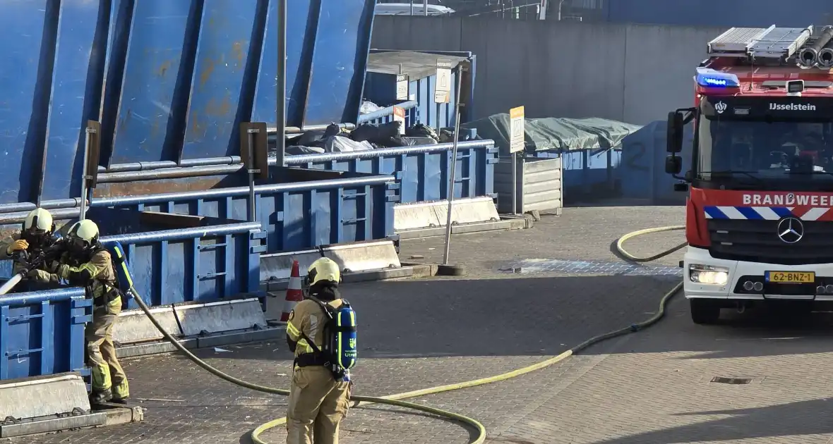 Containerbrand bij recyclingstation - Foto 5