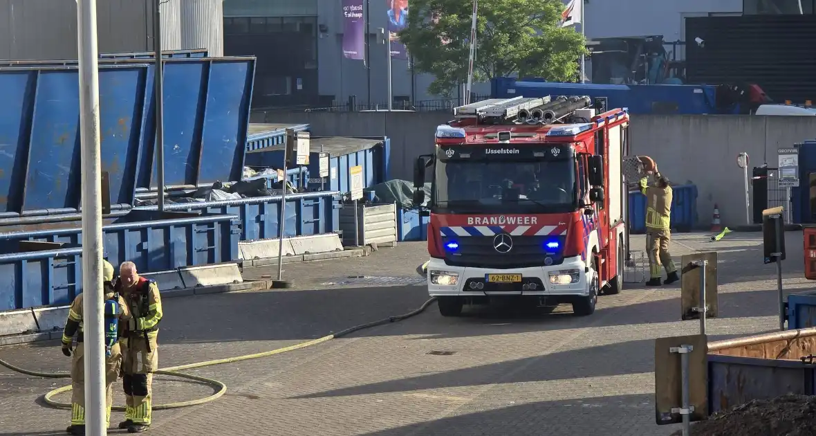 Containerbrand bij recyclingstation - Foto 6
