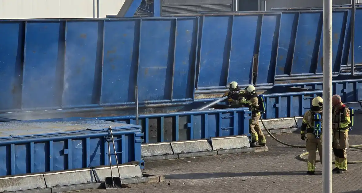Containerbrand bij recyclingstation - Foto 7