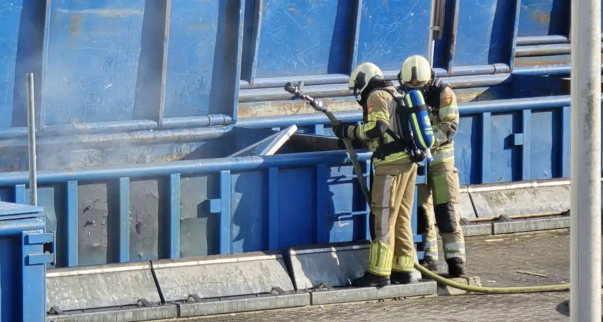 Containerbrand bij recyclingstation - Foto 8