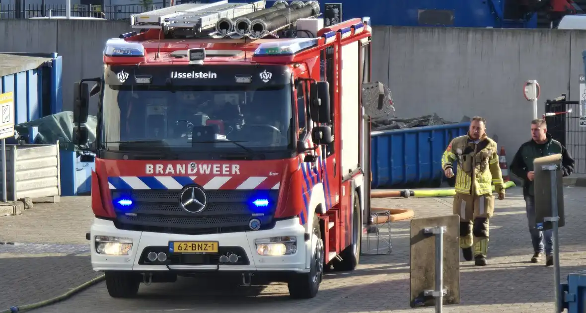 Containerbrand bij recyclingstation - Foto 9