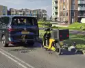 Scooterrijder botst achterop bestelbus