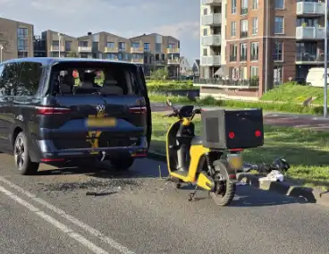 Scooterrijder botst achterop bestelbus