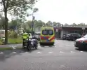 Omstanders halen inzittenden uit te water geraakt voertuig