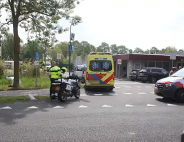 Omstanders halen inzittenden uit te water geraakt voertuig