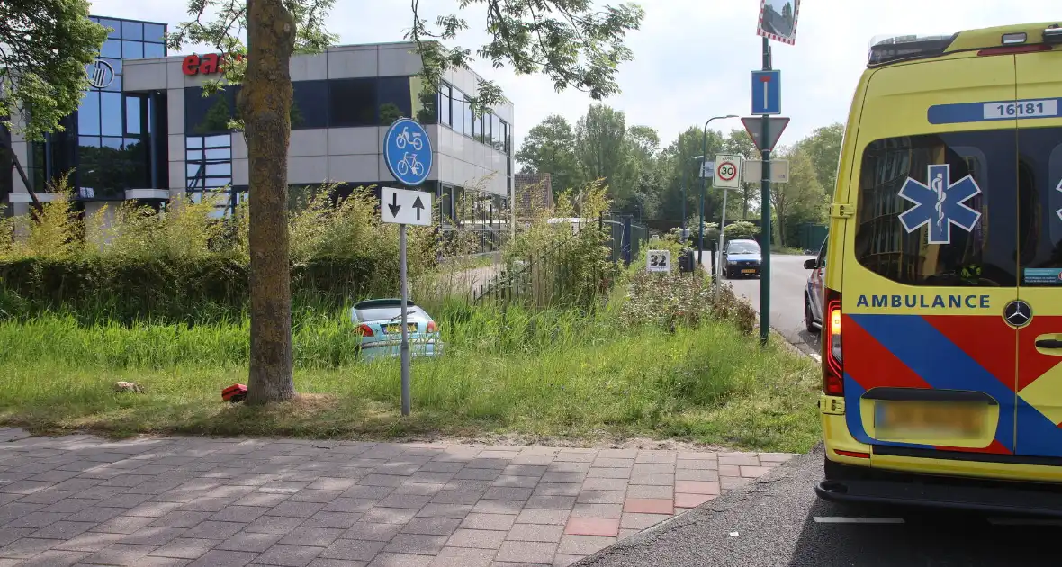Omstanders halen inzittenden uit te water geraakt voertuig - Foto 1
