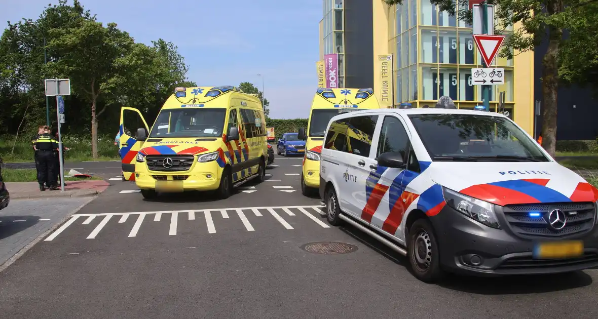Omstanders halen inzittenden uit te water geraakt voertuig - Foto 2