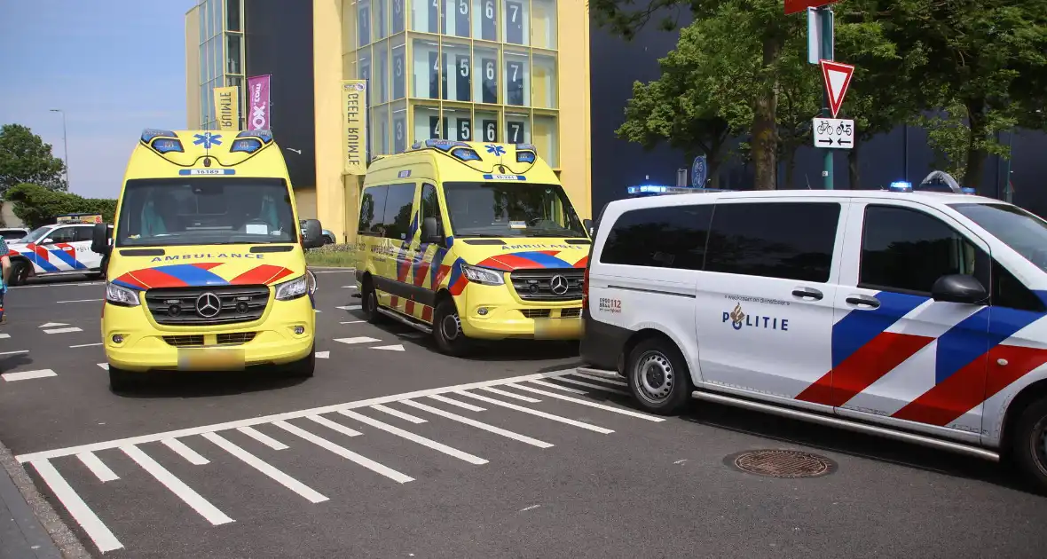 Omstanders halen inzittenden uit te water geraakt voertuig - Foto 3