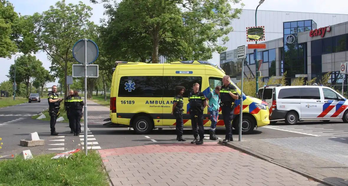 Omstanders halen inzittenden uit te water geraakt voertuig - Foto 4