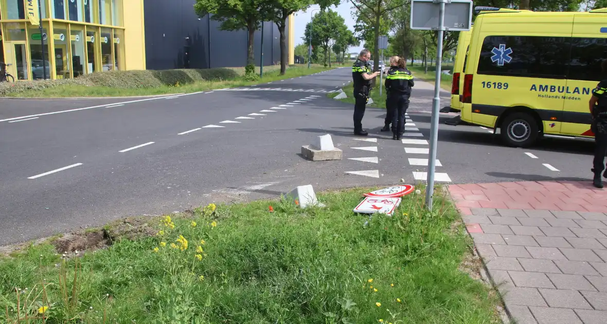 Omstanders halen inzittenden uit te water geraakt voertuig - Foto 6