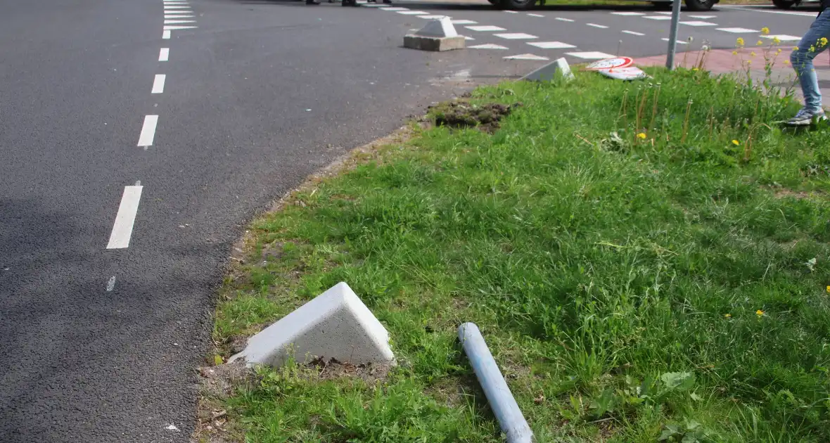 Omstanders halen inzittenden uit te water geraakt voertuig - Foto 7