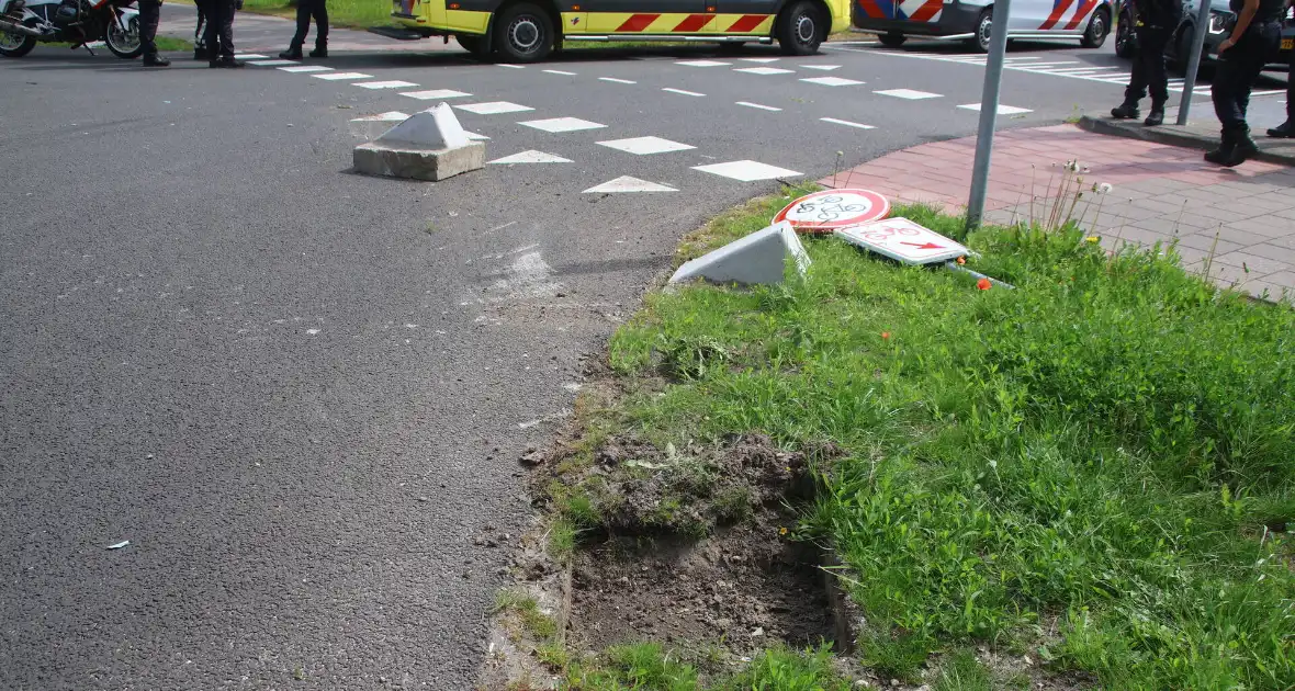 Omstanders halen inzittenden uit te water geraakt voertuig - Foto 8