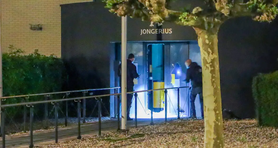 Explosie verwoest toegangspand op industriegebied - Foto 1