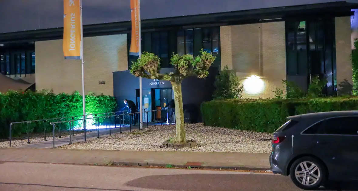 Explosie verwoest toegangspand op industriegebied - Foto 2