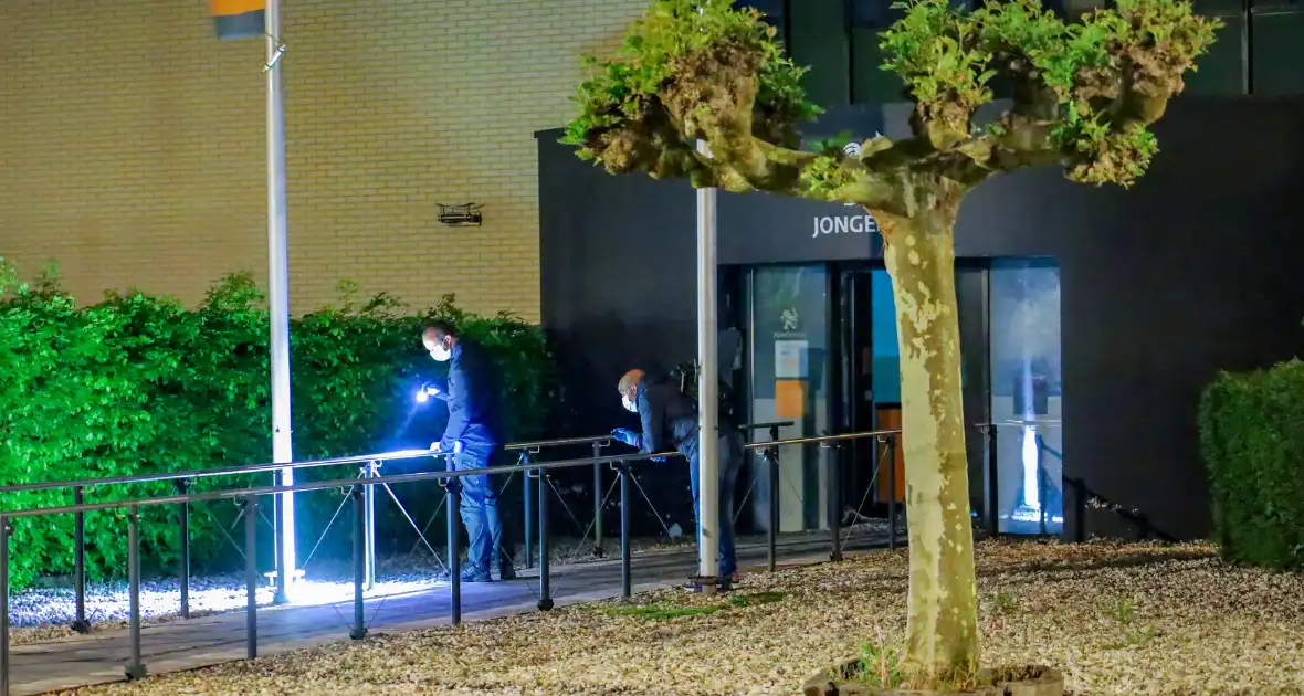 Explosie verwoest toegangspand op industriegebied - Foto 3