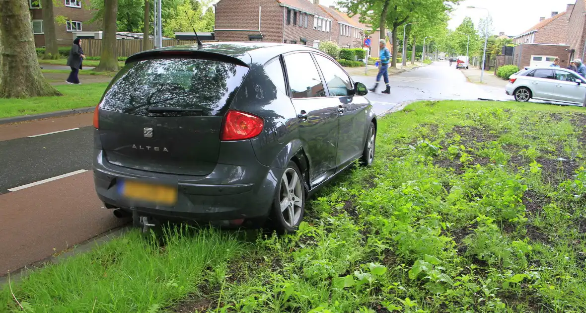 Auto botst in flank en draait om na ongeval - Foto 1