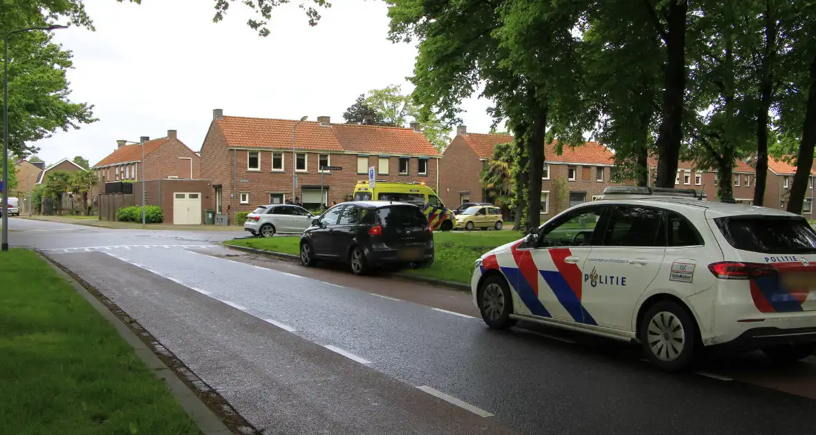 Auto botst in flank en draait om na ongeval - Foto 10
