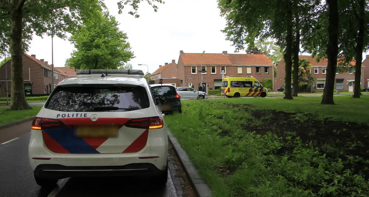Auto botst in flank en draait om na ongeval - Foto 11
