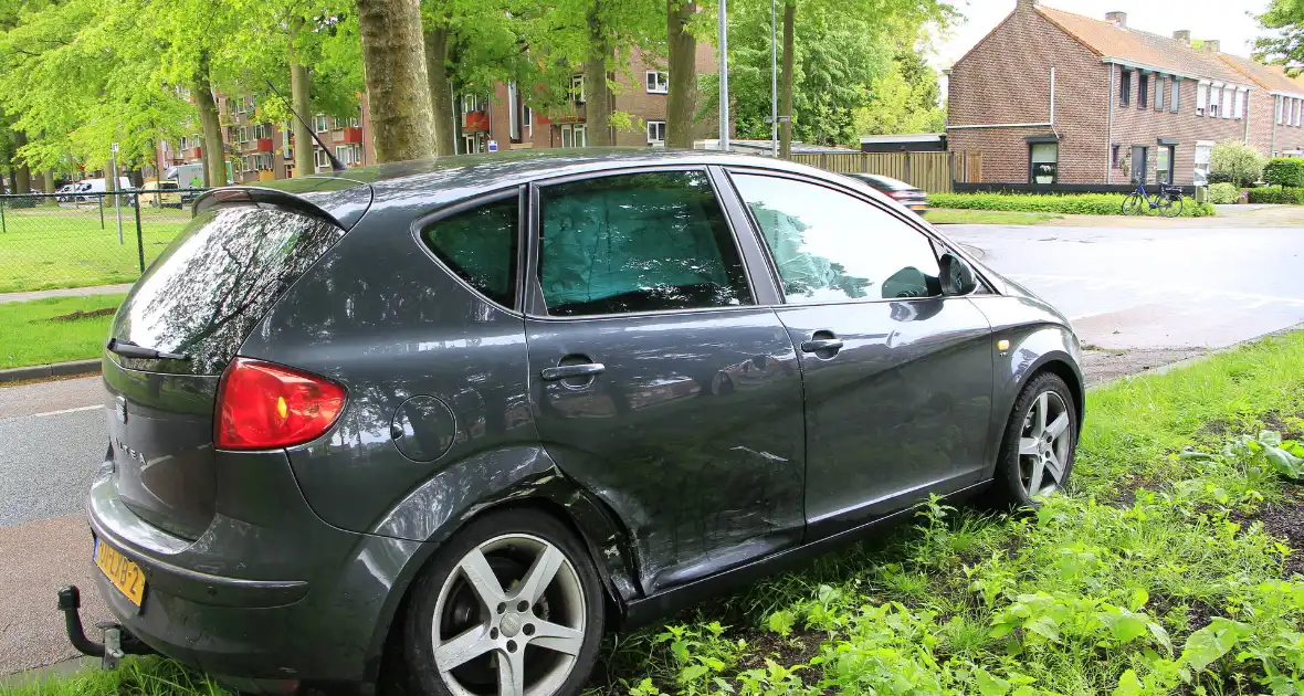 Auto botst in flank en draait om na ongeval - Foto 12